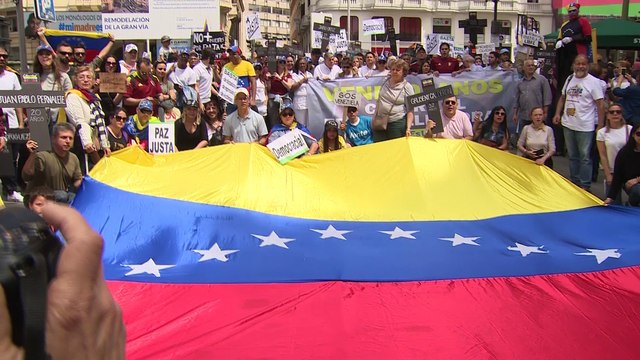 Venezuela clama contra Maduro en Madrid mientras él vota por la paz