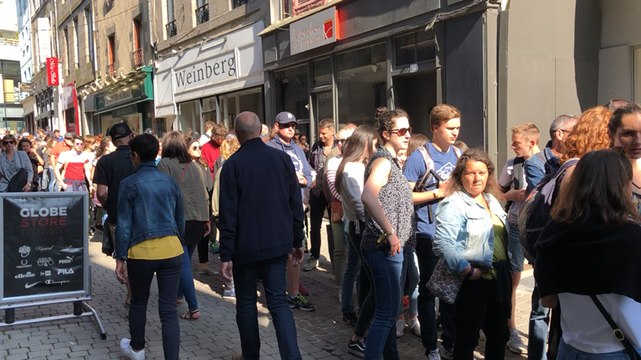 Des centaines de festivaliers font la queue pour accéder à la Grande scène
