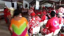 Election du président de la Polynésie : chants et danses à l'extérieur de l'hémicycle