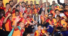 Galatasaray, Şampiyonluk Kupasını Kaldırdı
