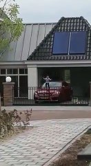 Ce gamin saute sur la Mercedes C180 de papa comme si c'etait un Trampoline