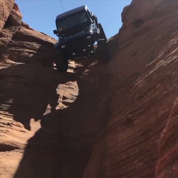 Un 4x4 fait une descente vertigineuse dans un ravin