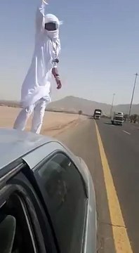 Cet arabe se jette devant un camion lancé à tout allure