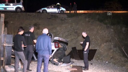 Otomobil inşaat alanına devrildi: 2 yaralı - DÜZCE
