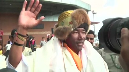 에베레스트 22번 등정 셰르파 귀환..."은퇴란 없다" / YTN