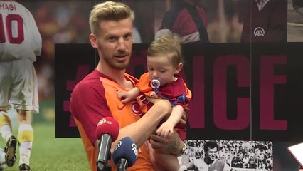 Galatasaray Şampiyonluğunu Kutluyor - Serdar Aziz