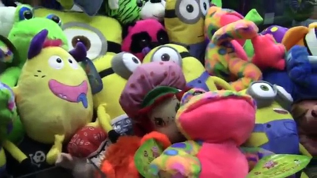 Finding an UNLOCKED OPEN Claw Machine!!!