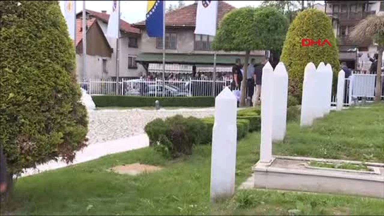 Cumhurbaşkanı Erdoğan, Kovaçi Mezarlığı'nda Şehitler Anıtı'nı Ziyaret Etti -1