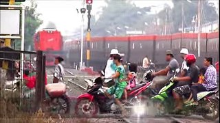 [double headed] Duos Lokomotif Merah Kereta Api Angkutan BBM belang KKBW
