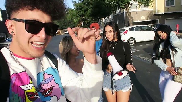 GIMIENDO EN PÚBLICO | BROMAS PESADAS | Camara Oculta (HotSpanish)