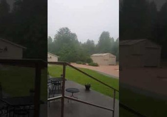 Télécharger la video: Heavy Rain Triggers Flooding in Mill Spring