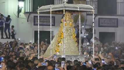 Saltan la reja de la Virgen del Rocío a las 2:34, comenzando la procesión 15 minutos más tarde
