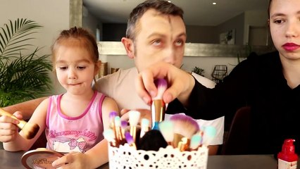 CHALLENGE MAQUILLAGE - Qui d'Ellie ou Lana maquillera le mieux Papa  Clown Joker