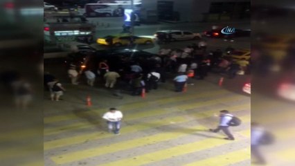 Havalimanı’nda UBER sürücüne ve yolculara tekme ve yumruklu saldırı kamerada