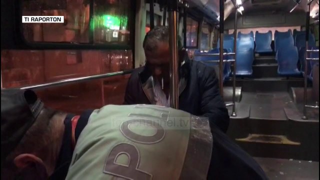 Pa Koment - Tiranë, aksident te “Zogu i Zi”. Autobusi përplas makinën