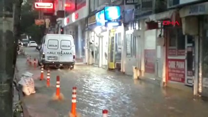 Elazığ'da Sağanak Yağmur Yol Kapattı