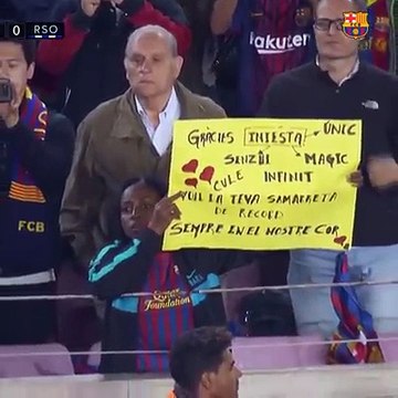 La sortie d'Iniesta pour son dernier match avec le Barça