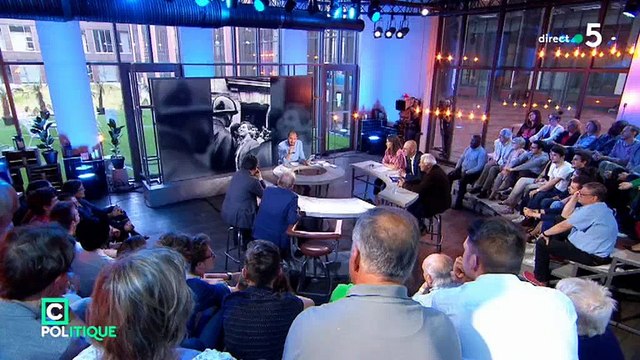 C Politique : 50 ans après, Daniel Cohn-Bendit retrouve le policier qu'il avait affronté du regard