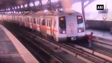 ನವದೆಹಲಿಯಲ್ಲಿ ಮೆಟ್ರೋ ರೈಲ್ವೆ ಟ್ರ್ಯಾಕ್ ದಾಟುವಾಗ ಸದ್ಯದಲ್ಲೇ ಬಚಾವಾದ ಯುವಕ | Oneindia Kannada