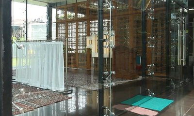 Masjid Unik Berdinding Kaca dan Menyerupai Kakbah