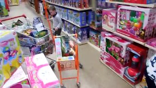 Клим в магазине игрушек / Выбираем новые игрушки / Kid doing shopping