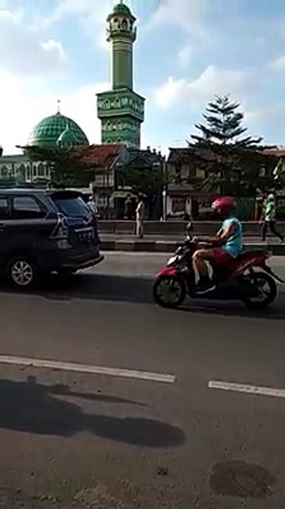 Nekat, Orang Ini Shalat Ashar Di Tengah Jalan Raya