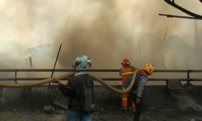 Ruas Jalan Ditutup Selama Kebakaran di Jatinegara