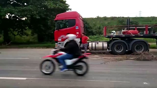 Caminhoneiros fazem protesto contra preço de combustível no ES