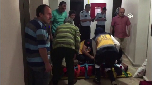 Çocuğunu kurtarmak isterken asansör boşluğuna sıkıştı - KARABÜK