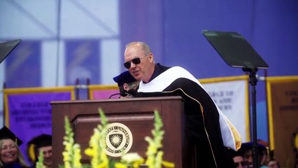 Michael Keaton termine son speech à Kent State en disant "I'm Batman"