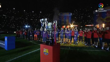 Iniesta, emocionado en su despedida en el Camp Nou