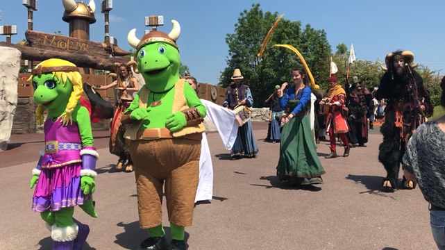 Les vikings déambulent dans le parc d’attractions