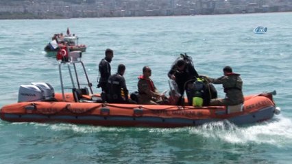 Batık gemiye dalıp Türk bayrağı açtılar