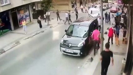 Kaza yapan lüks araç kaldırımda bekleyen yayaların üstüne böyle savruldu