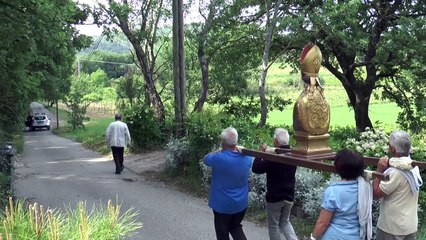 Alpes-de-Haute-Provence : Pierrevert respecte la tradition, en avant pour la procession de la Pentecôte