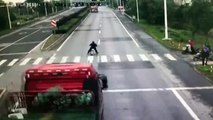#فيديوشاهد.. سائق دراجة نارية يتسبب في حادث مأساوي لشاحنة على أحد الطرق السريعة في #الصين#الوطن #بكينمنوعات