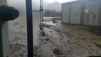 Selde Otobüs Durağında Mahsur Kalan Çocuklar Kepçeyle Kurtarıldı