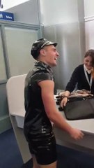 Piégé par ses potes à l'aéroport : surprise dans la valise !