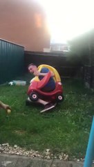 Coincé dans une voiturette pour enfant... mais comment ?!