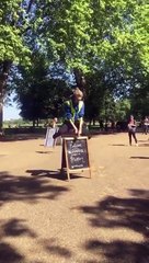 Meilleure idée : il saute par-dessus une pancarte et s'écrase la tête sur le sol !