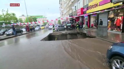 Sağanakta çöken yola, araç düştü