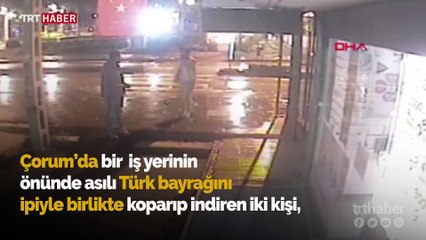 Türk bayrağını önce yer attılar sonra öpmeye başladılar