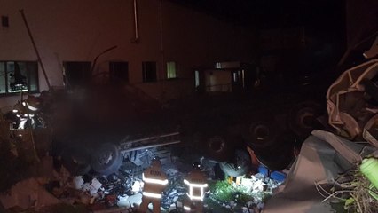 경남 김해서 25톤 트럭 추락...1명 사망 / YTN