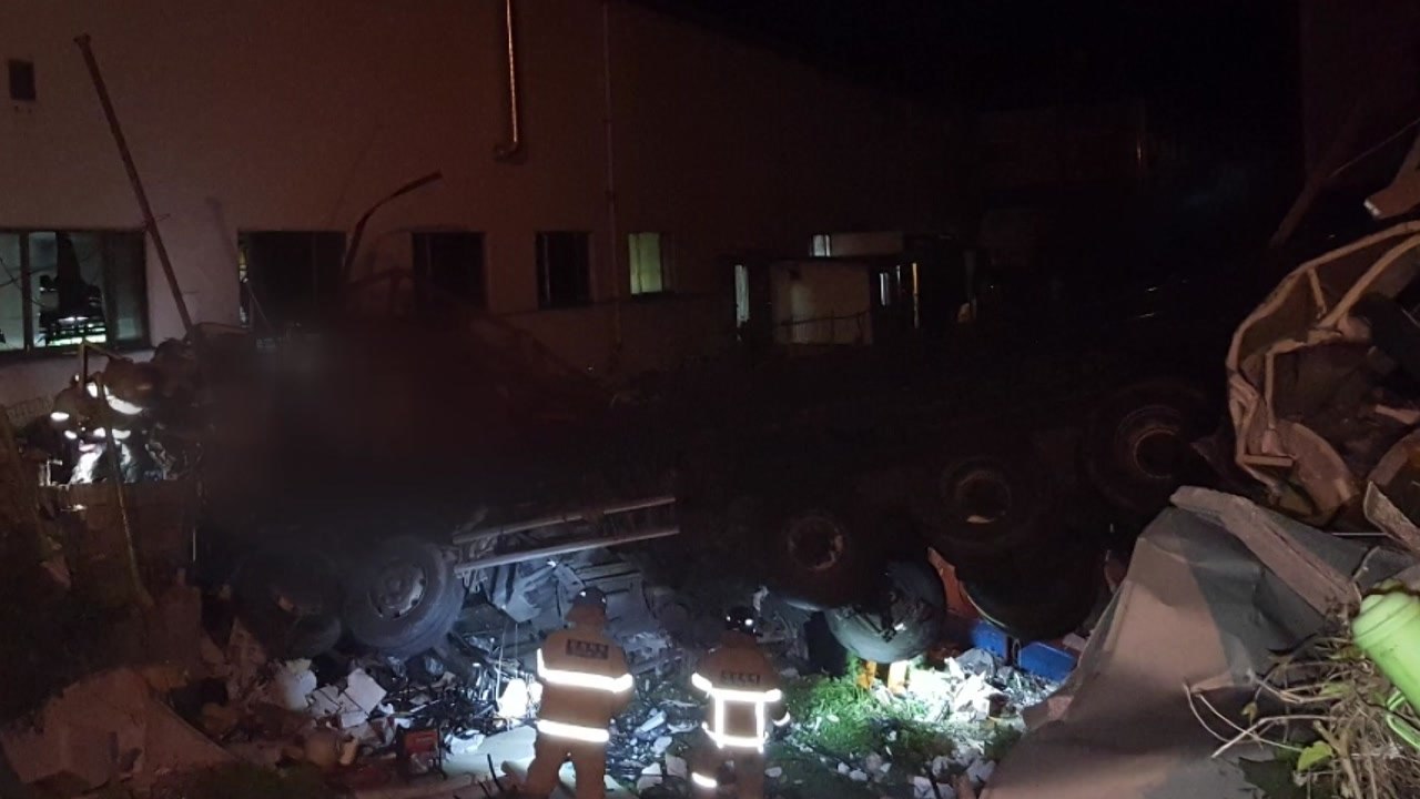 경남 김해서 25톤 트럭 추락...1명 사망 / YTN