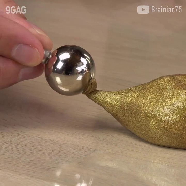 Il s'amuse avec un aimant et du fluide fero-magnétique, le résultat est incroyable