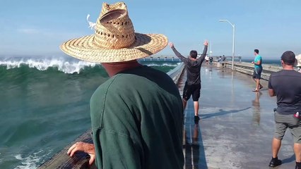 Quand une vague énorme surprend des touristes sur un pont