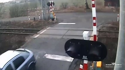 Un automobiliste inconscient grille un feu à un passage à niveau