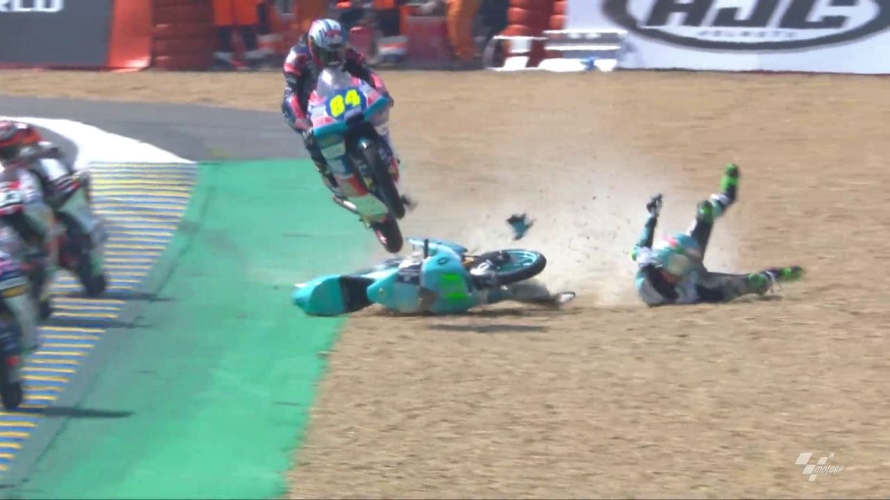 Jakub Kornfeil passe par-dessus la moto d'un autre concurrent