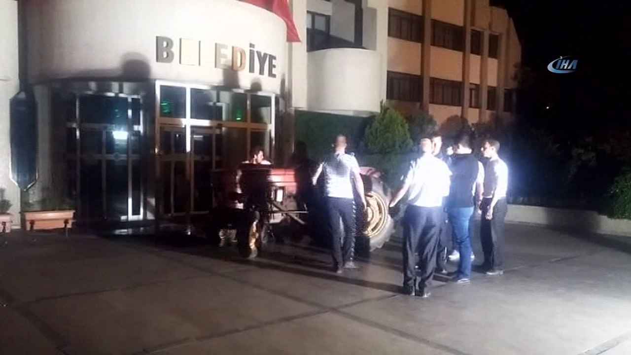 Muhtardan traktörlü tepki... Manisa’da alkollü muhtar traktörle belediye önüne çıktı