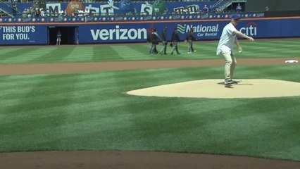 Pat Shurmur's first pitch at Mets game is off target